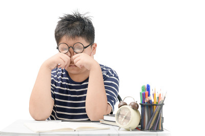 亚洲学生揉搓眼睛孤立