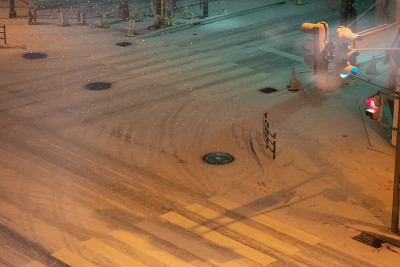 日本千岁市冬季夜间大雪覆盖了道路