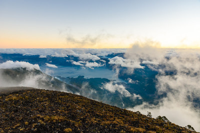 火山风景景观周围湖阿提特兰在危地马拉高地