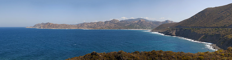 科西嘉岛:科斯角西海岸锯齿状的绿色海岸线，以其野生景观而闻名