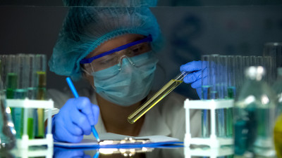 医务实验室工作人员检查尿样，书写结果，兴奋剂测试