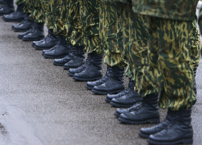 身着迷彩服的士兵在休息位置