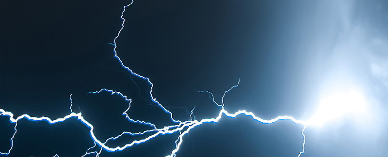 夜空中的闪电。城市上空有雷雨。有暴风雨的云和雨天。
