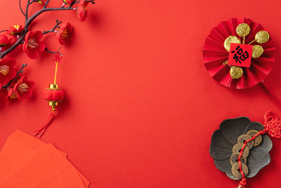 以中国农历新年为背景设计概念，以红梅和节日装饰。