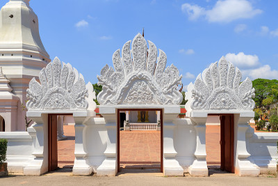 佛寺博罗玛塔寺(Wat ra Borommathat Chaiya Worawihan)的主入口