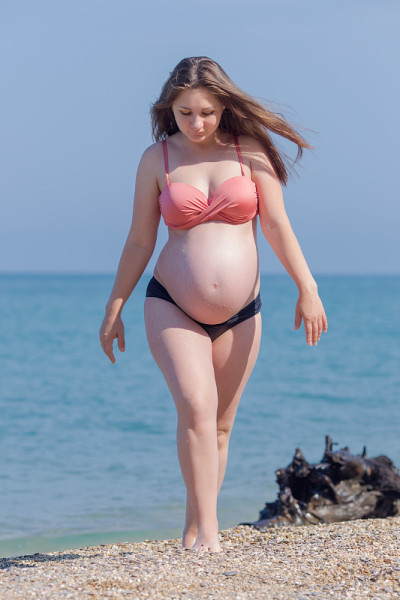 孕妇穿着比基尼在海边休息