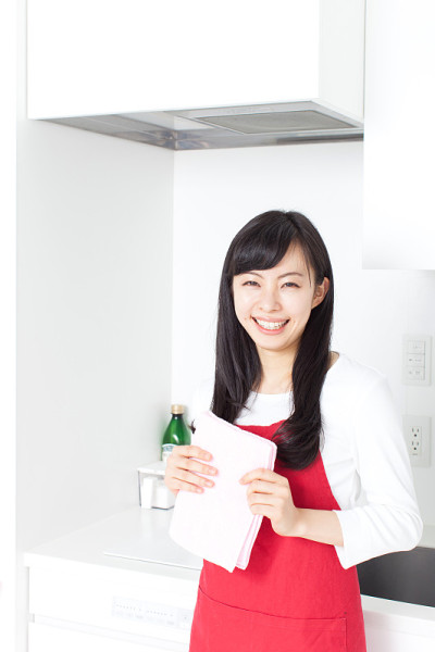打扫厨房的日本妇女