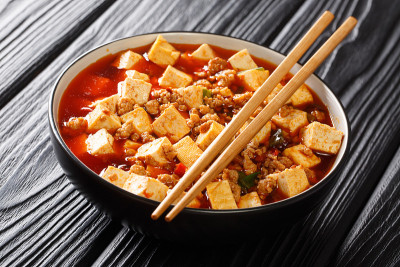 麻婆豆腐是一道著名的四川菜，由豆腐、肉末和辣酱组成。水平