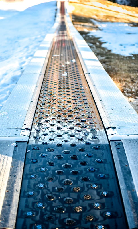 滑雪场儿童滑雪传送带