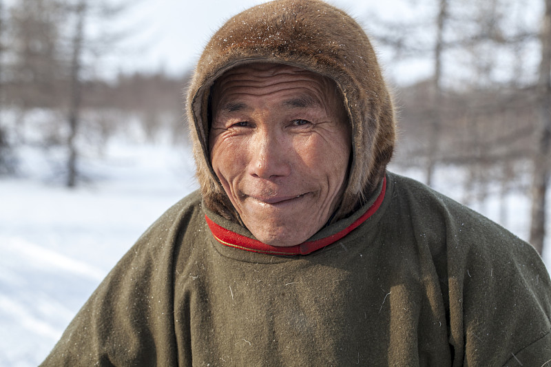 特写的涅涅茨人穿着遥远北方民族的服装，情绪上的惊讶，在会议上的印象