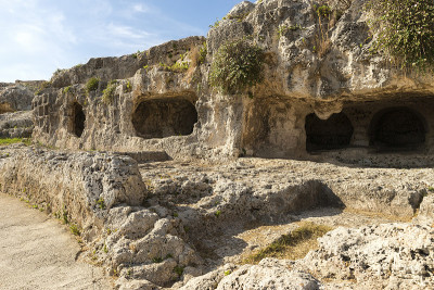 意大利，西西里岛，锡拉丘兹，那不勒斯考古公园的坟墓街(Via dei Sepolcri)风景。