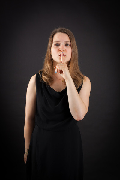 美丽的女人用不同的方式做不同的表情