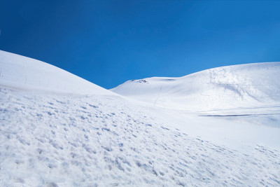 山黑袍高山径雪山墙