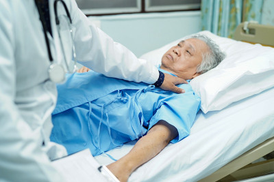 亚洲护士物理治疗师医生触摸亚洲老年或老年妇女病人的爱，照顾，帮助，鼓励和同情护理病房:健康强大的医疗