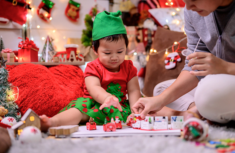 家人在家里庆祝圣诞节和新年快乐。妈妈和孩子的生活方式在年底的季节假期。