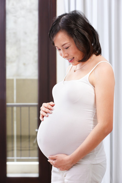 孕妇爱抚她的肚子