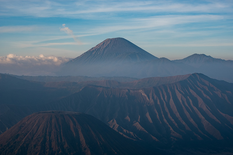 布罗莫火山(Gunung Bromo)的空中轮廓，是最活跃的火山和美丽的晨光在泗水，东爪哇，印度尼西