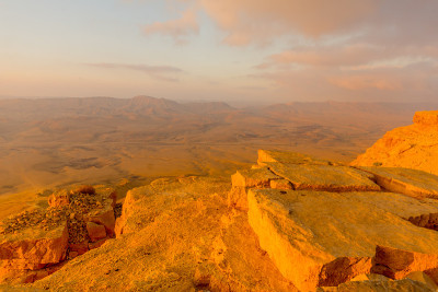 在Makhtesh(火山口)拉蒙的悬崖和景观的日出视图