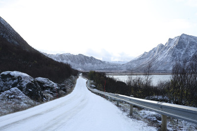 冬天路面多雪危险