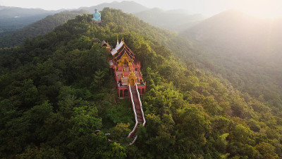 在泰国兰邦省湄他的土地寺山山顶上的土地寺