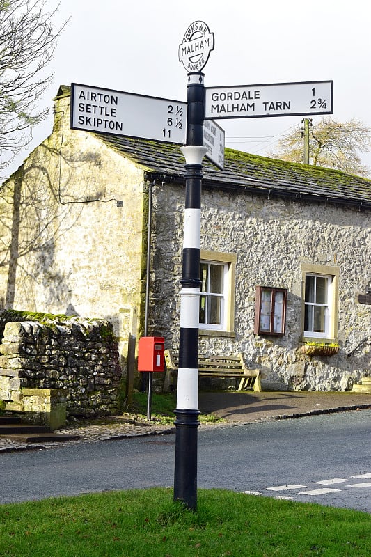 在英国约克郡的马勒姆村，一个传统的铸铁道路方向标志。