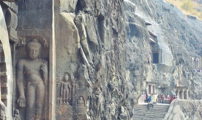 阿旃陀石窟位于印度马哈拉施特拉邦孟买，联合国教科文组织世界遗产
