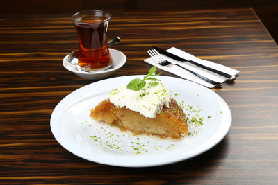 土耳其甜点Ekmek Kadayifi /面包布丁Kaymak /黄油奶油