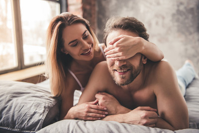 床上的漂亮夫妇