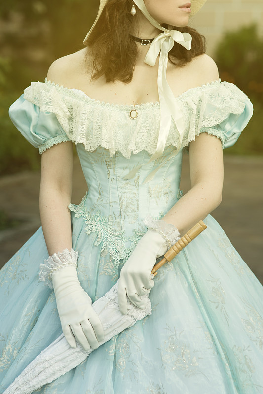 1860年，一位穿着蓝色长裙的美丽年轻女子。书的封面设计。
