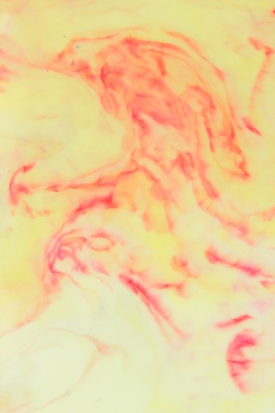 抽象的红黄背景，粉彩图案，液体中的黄色和红色，牛奶上的污渍，艺术，极简主义的背景，设计师的空白，波普