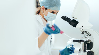 女科学家在实验室进行研究