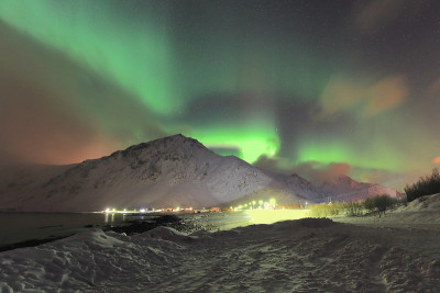 北极光-北极光- Vareid海滩上空的北极光。Flakstadoya island-Lofoten