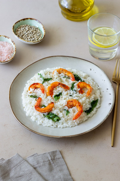 虾仁菠菜烩饭。健康食品。素食。