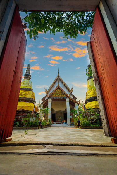 Wat Khok Kham是一个古老的教堂建筑，曾经被拉玛国王参观过。礼拜堂的山墙上有一幅木雕。, 