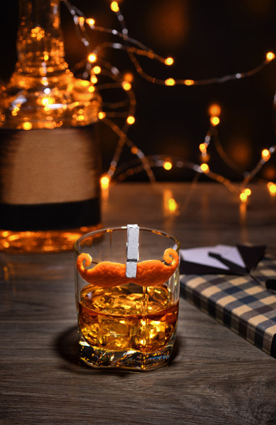 鸡尾酒Sharpie Mustache，包括:干杜松子酒，Amaro, Bitters，装饰胡子橘皮