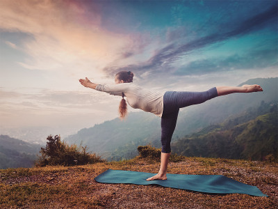 女人做阿斯汤加串联瑜伽体式Virabhadrasana 3勇士