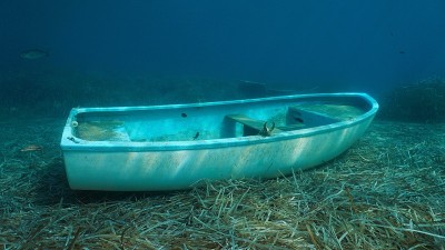 沉没在海底的小船