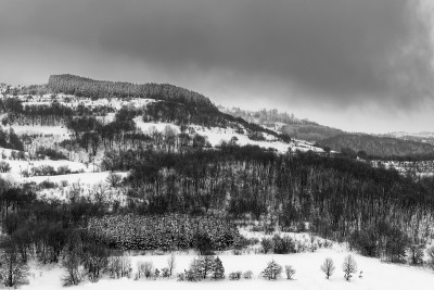 雪山覆盖，雾霾弥漫