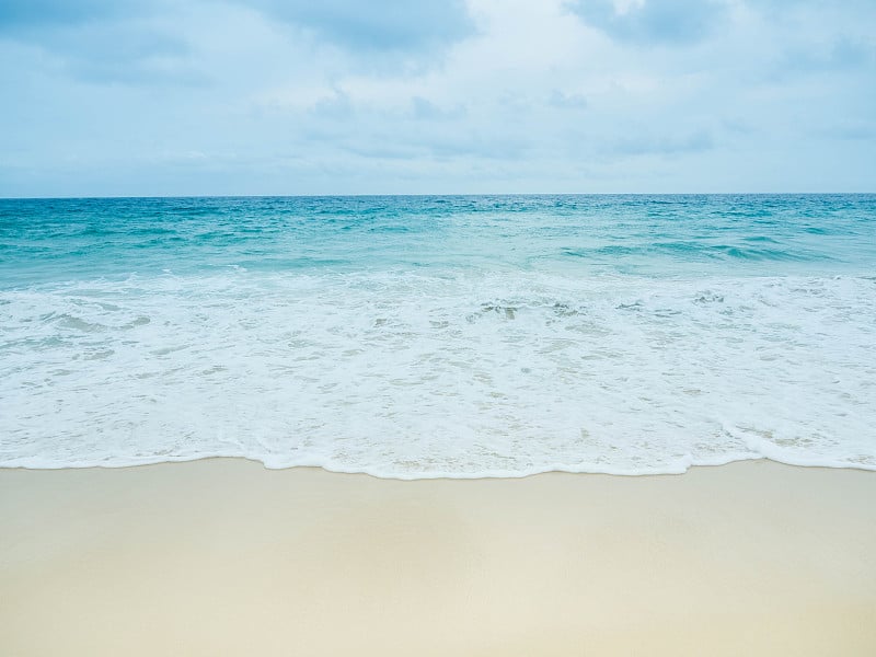 泰国普吉岛海滩上的蓝色海浪