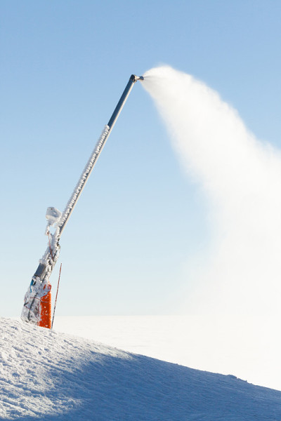 雪炮在滑雪坡顶制造人造粉末