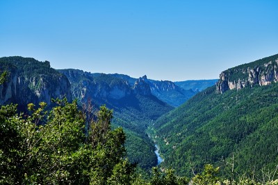 塔恩河在峡谷深处闪闪发光