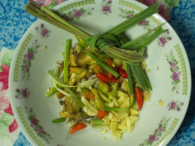 蒜，辣椒，薄荷和罗勒的贝壳汤。泰国东北部的传统食物-伊桑食物的名字Pad Hoy与Horapa。