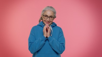 狡猾成熟的奶奶女人琢磨着奸诈的恶棍想法，狡猾的骗子开玩笑和恶作剧