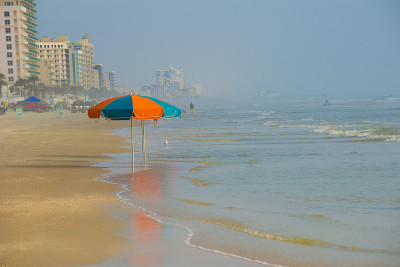 戴托纳海滩上的雨伞