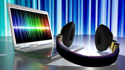 音乐、耳机和笔记本电脑