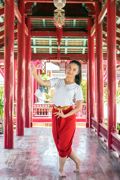 泰国美丽少女舞蹈艺术，泰国的哑剧表演动作，孔氏是泰国主要的戏剧艺术形式，佛寺位于大城府