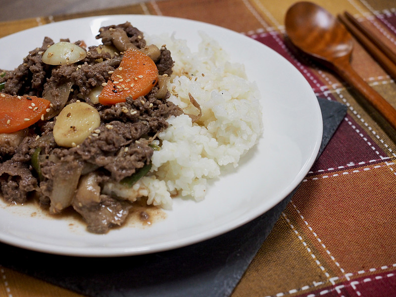 亚洲食物韩式烤肉，一碗上面放韩式烤肉的米饭