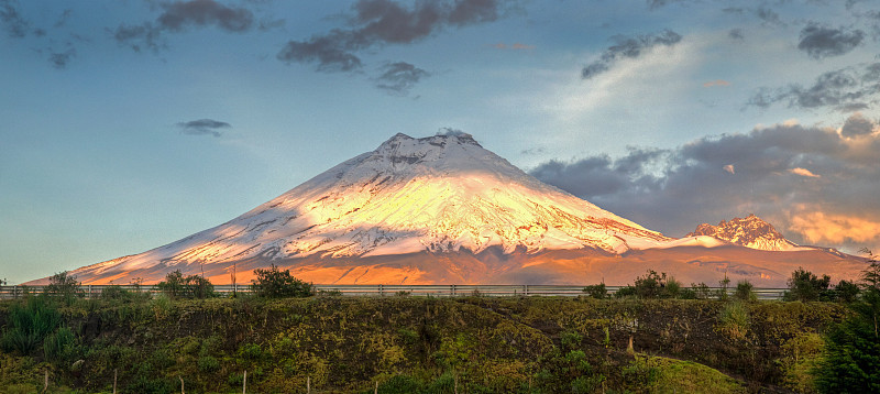夕阳下的科托帕西火山