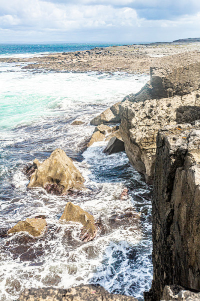 靠近海岸悬崖，以石灰岩为背景的海滩