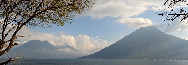 阿提特兰湖和圣佩德罗火山